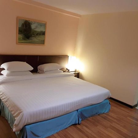 Dusit Hotel Сакон Након Екстериор снимка