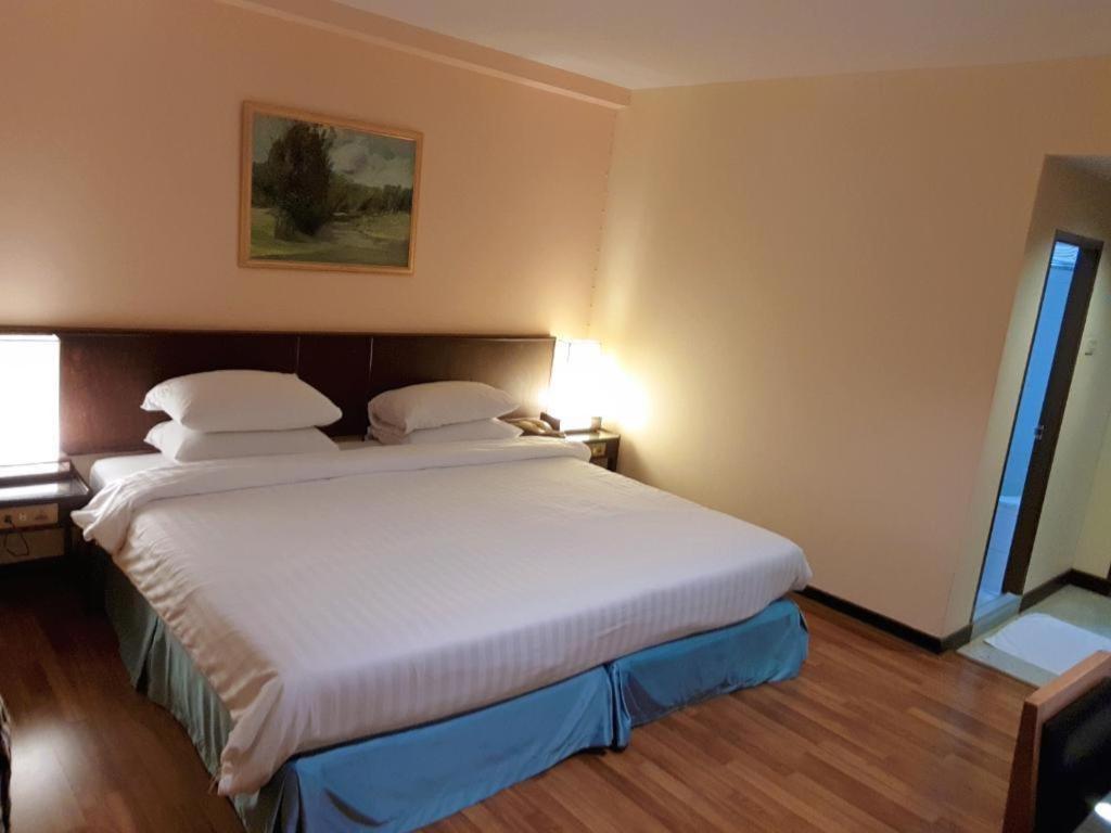 Dusit Hotel Сакон Након Екстериор снимка