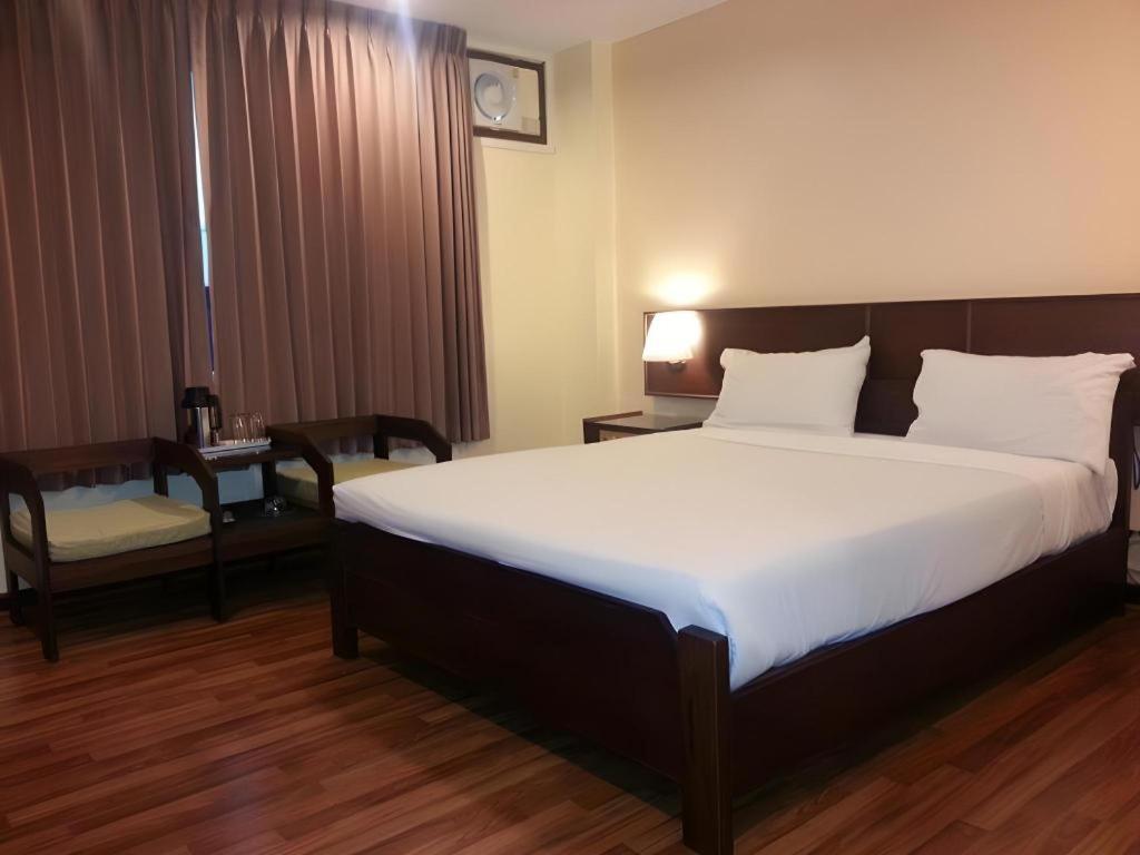 Dusit Hotel Сакон Након Екстериор снимка
