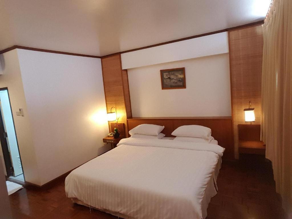 Dusit Hotel Сакон Након Екстериор снимка