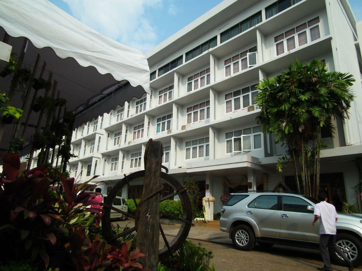 Dusit Hotel Сакон Након Екстериор снимка